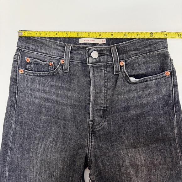 Levi’s Wedgie Skinny Jeans Size 28 Washed Black Raw Hem - Picture 5 of 9
